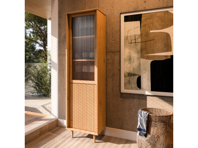 Cristaleira torre Feita em Madeira Maciça com o acabamento em cera natural com o toque acetinado. Uma porta com vidro canelado e uma em madeira maciça| Coleção Jazz